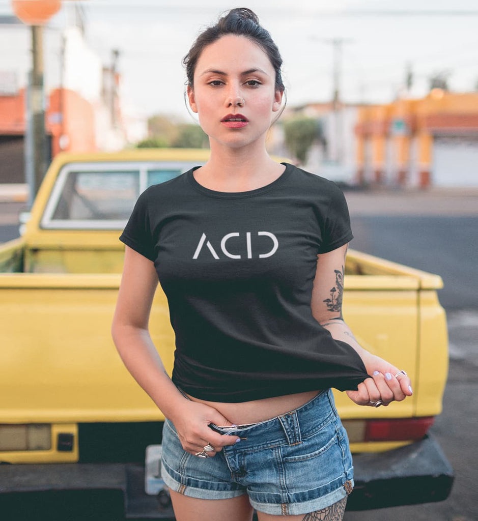 Acid Damen Shirt getragen von einer Frau in der Farbe black | Ravenation.eu